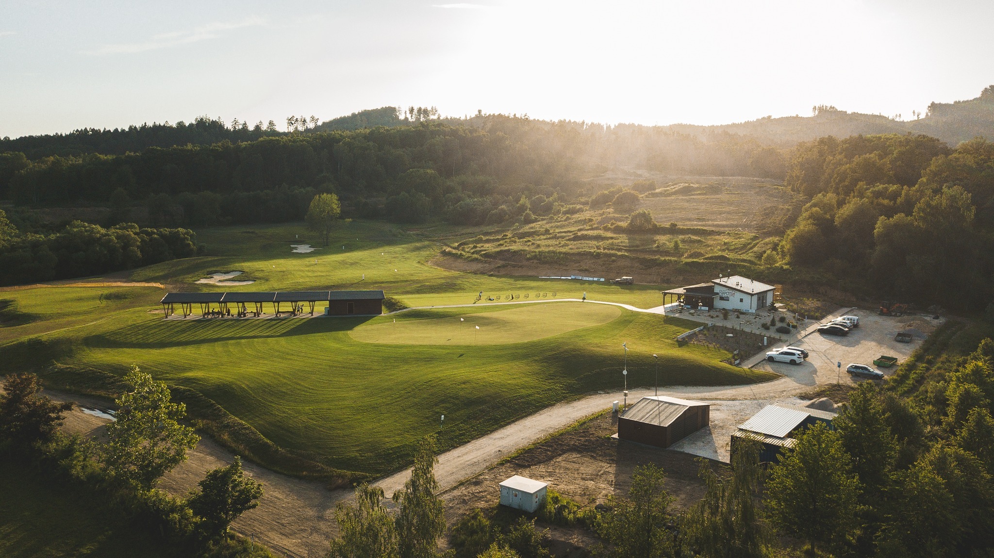 Areál Bistra na Golfu s výhledem na hřiště